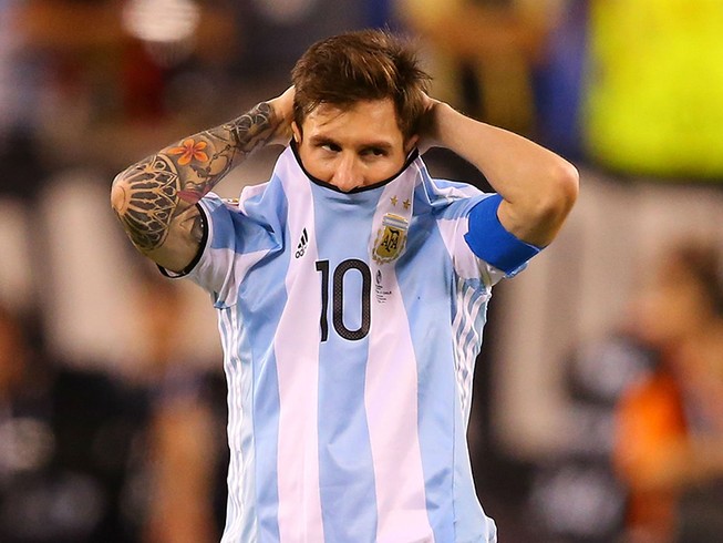 Messi hứng ‘mưa đá’, đòi đuổi về vườn!