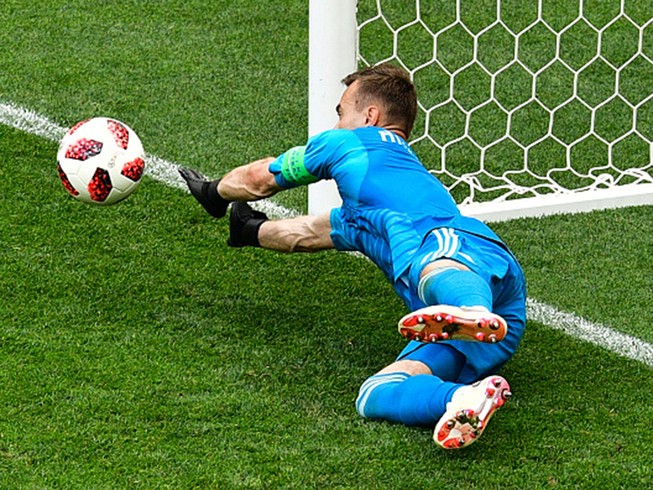 VAR ‘treo máy’ khi các thủ môn phạm luật bắt luân lưu