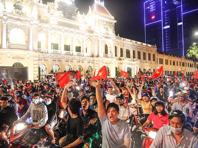 Người trong cuộc săn tìm nét đẹp bóng đá
