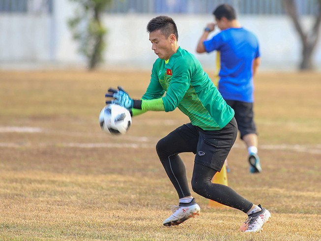 Đá đi, đừng than nữa!