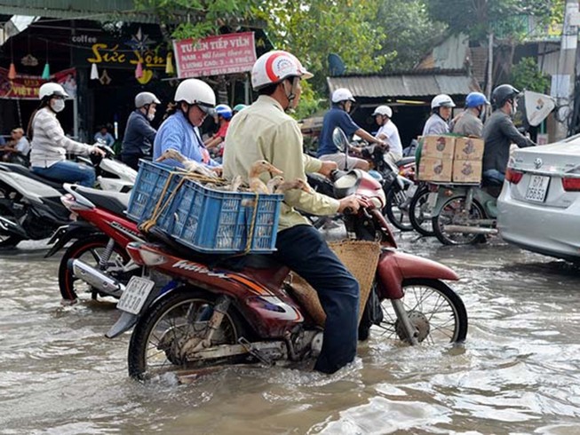TP Long Xuyên bất ngờ ngập sâu do triều cường