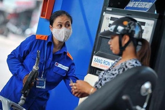 Chưa sòng phẳng với dân khi tăng thuế xăng
