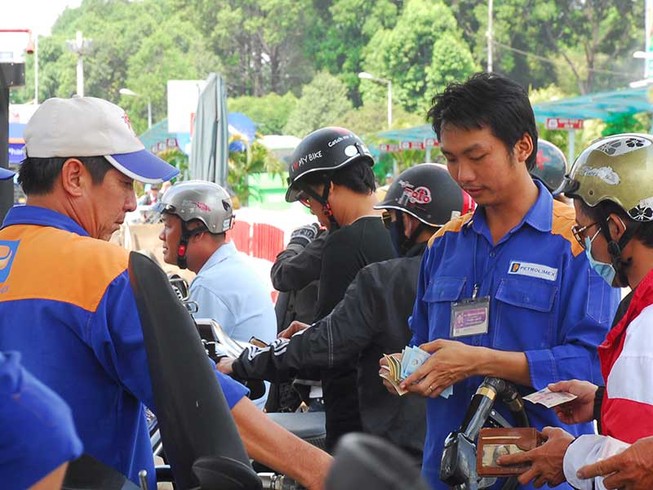 Bỏ sổ gạo được, sao không bỏ quản lý xăng dầu?