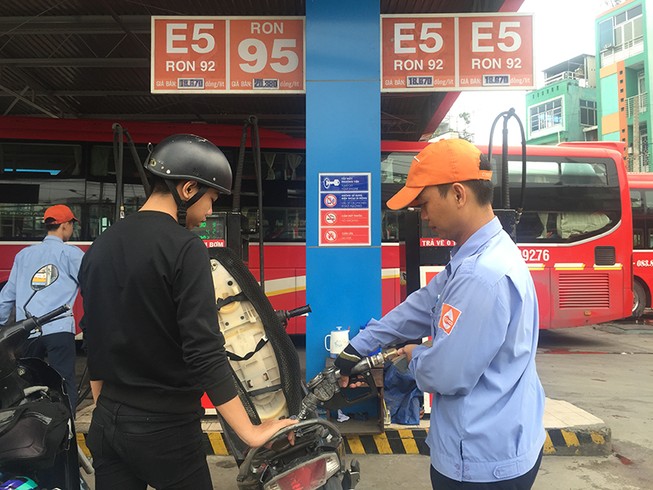 Giá xăng tăng: Bên kiếm ngàn tỉ, bên méo mặt