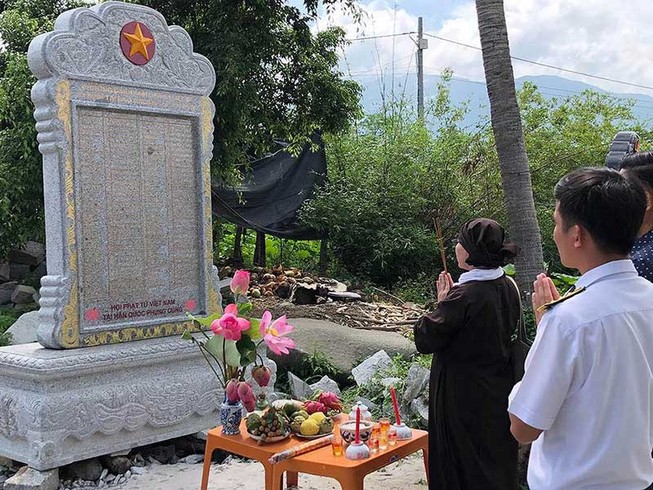 Đặt bia tưởng niệm 64 liệt sĩ Gạc Ma ở Trường Sa