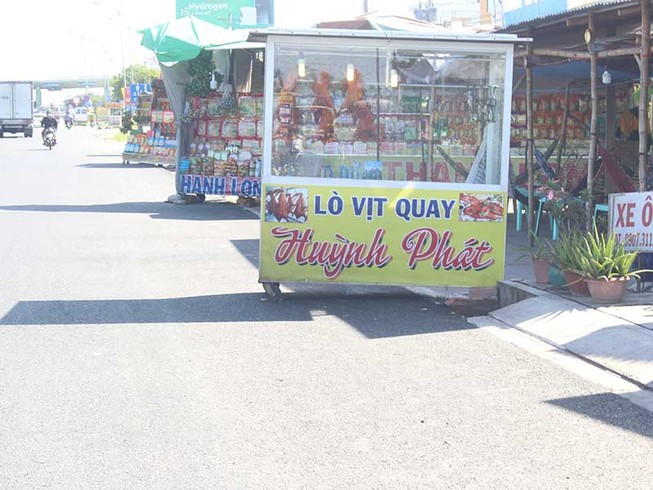 Quốc lộ 60: Vô tư buôn bán dưới lòng đường