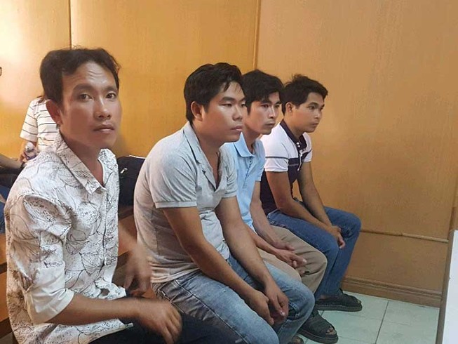 Rắc rối vụ đi tè quay mặt qua nhà hàng xóm
