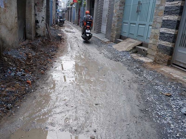 Dân bức xúc vì 4 tháng chưa sửa xong đoạn đường