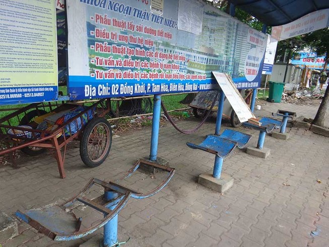 Trạm xe buýt nhếch nhác