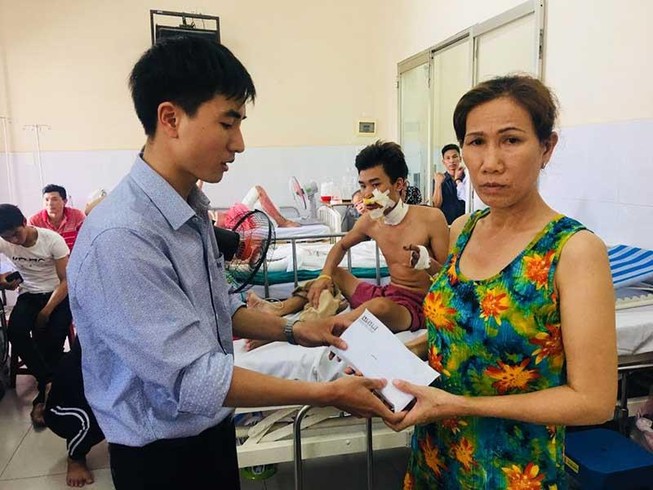 Trao tiền giúp anh Sáng có đôi tay mới