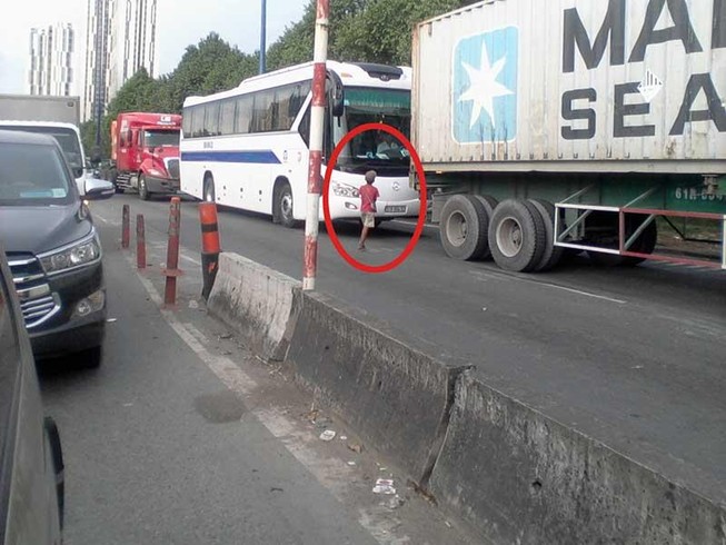 Mưu sinh nguy hiểm ở hai đầu cao tốc
