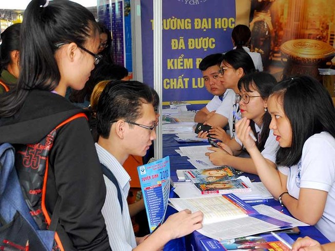 Học sinh chạy đua vào ngành ‘việc nhẹ, lương cao’