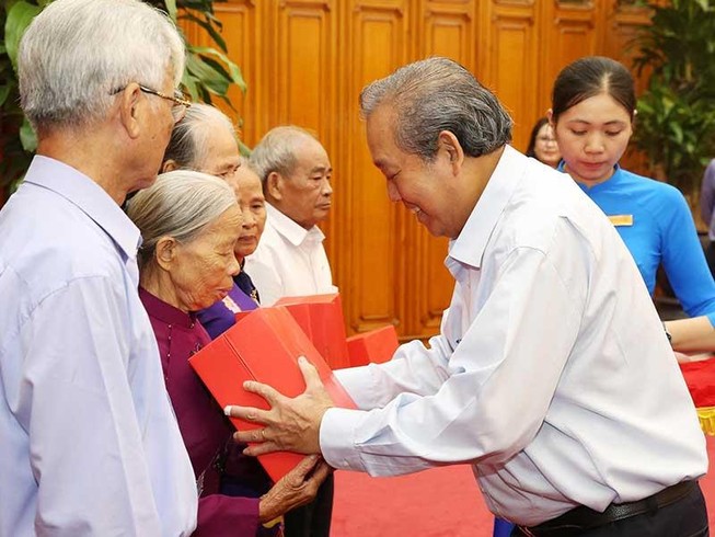 Phó Thủ tướng tiếp những người có công tỉnh Thừa Thiên-Huế