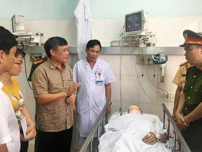 CSGT bị xe máy hất lên cao đã hồi tỉnh
