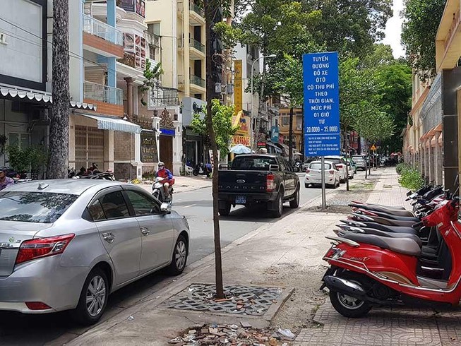 Phá sản thu phí đậu ô tô dưới lòng đường