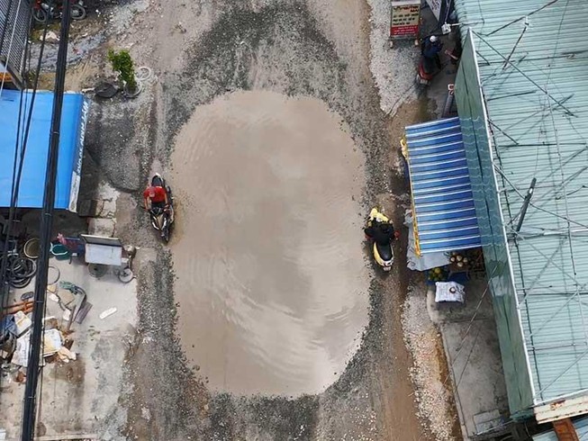 Dân Bình Chánh đi làm như đi... bơi