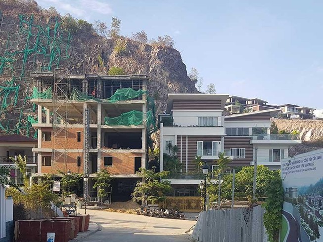 Xử lý hàng chục biệt thự xây trái phép ven biển Nha Trang