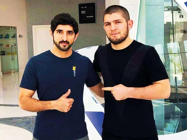 Võ sĩ Khabib đến sớm UAE chào fan