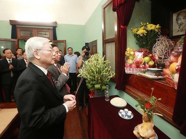 Tổng bí thư, Chủ tịch nước dâng hương lên Chủ tịch Hồ Chí Minh