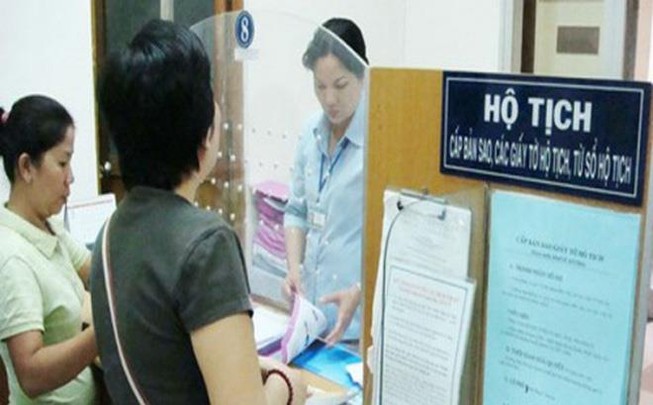 Sau ly hôn, vợ có được tự ý đổi họ cho con?