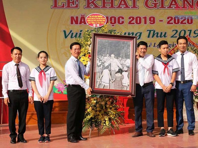 Lãnh đạo Đảng, Nhà nước chung vui với HS trong ngày khai giảng