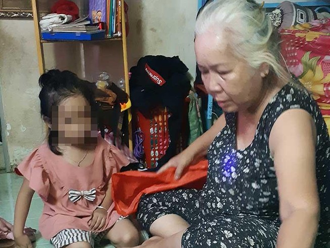 Vợ chồng già nhận đứa trẻ bị bỏ rơi làm con nuôi