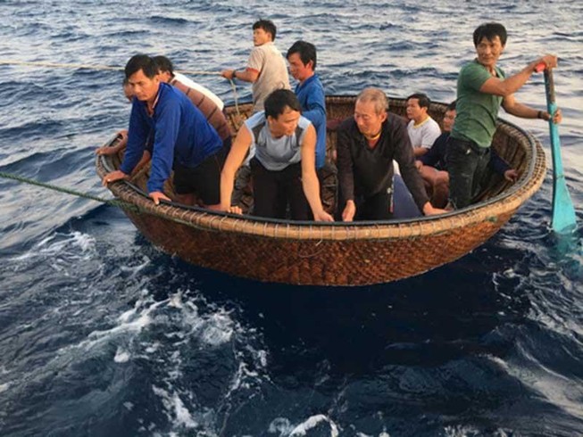 41 ngư dân sống sót sau 31 giờ trên biển
