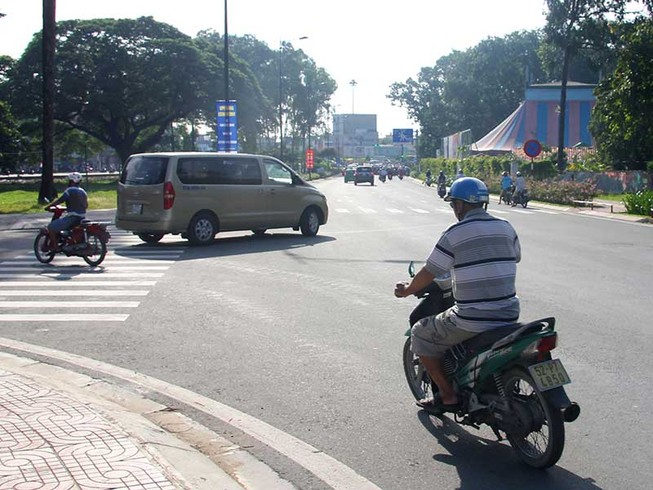 Đi vào đường cong có cần bật xi nhan?