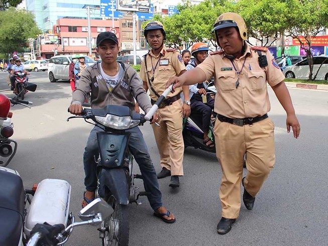 CSGT TP.HCM nói về việc lao ra đường chặn xe