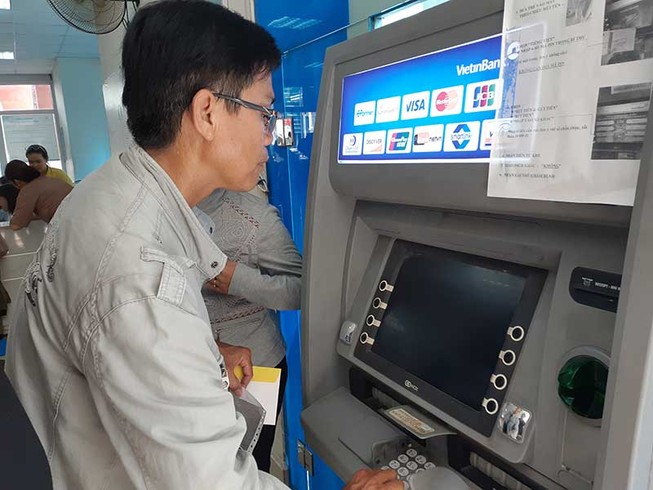 Ngại chuyện trả viện phí không dùng tiền mặt