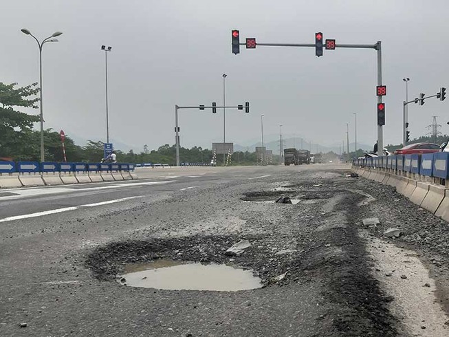 Cao tốc Đà Nẵng - Quảng Ngãi lại hư hỏng