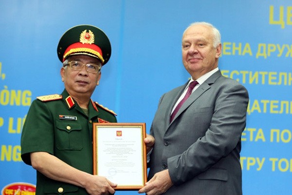 Tướng Nguyễn Chí Vịnh nhận huân chương Hữu nghị của Nga