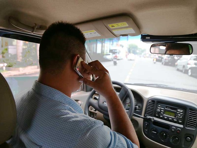Có nên cấm sử dụng điện thoại khi lái ô tô?