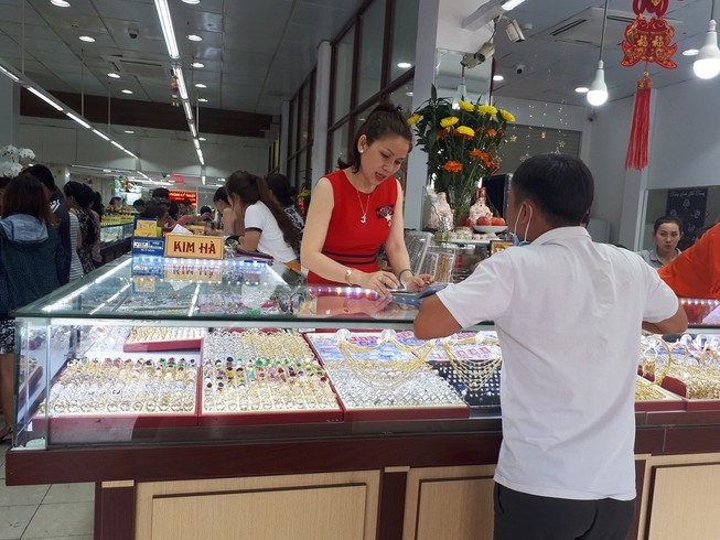 Đừng để người mua vàng nơm nớp lo bị phạt