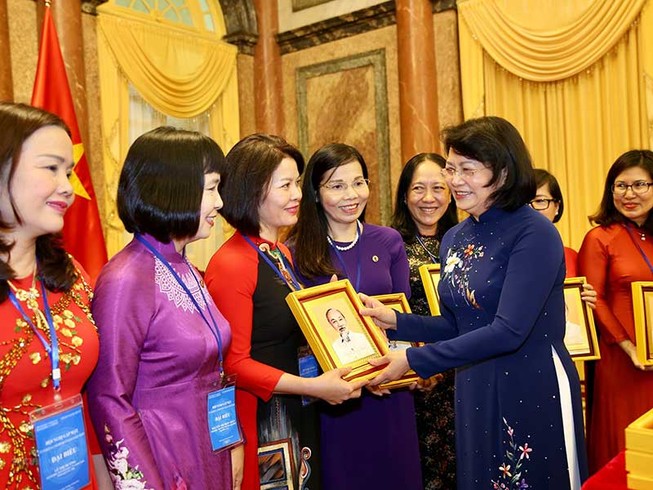 Phó Chủ tịch nước gặp mặt các nhà khoa học nữ ngành giáo dục