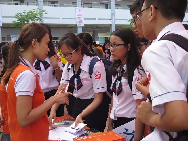 Ngày hội hướng nghiệp tại một trường THPT. Ảnh: PHẠM ANH