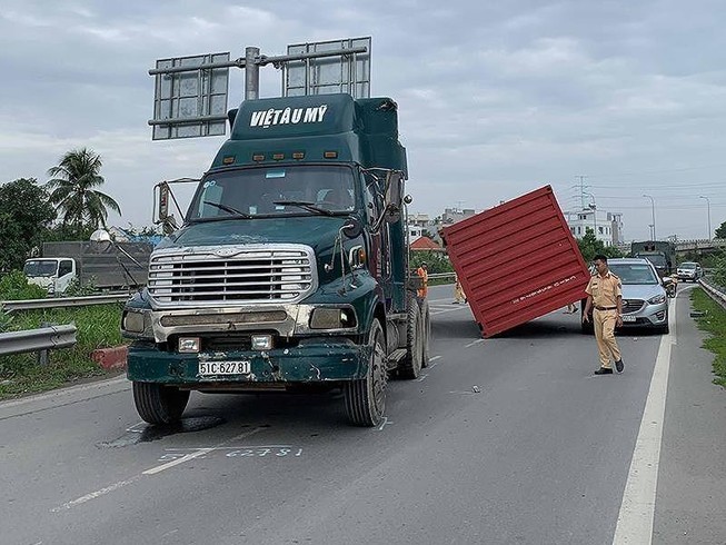 Một vụ xe đầu kéo rơi container trên đường.