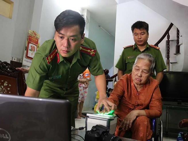 Tổ cấp căn cước công dân giúp người khó khăn ở quận 9