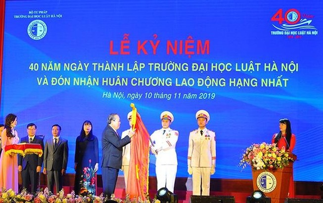 ĐH Luật Hà Nội nhận huân chương Lao động hạng Nhất lần hai