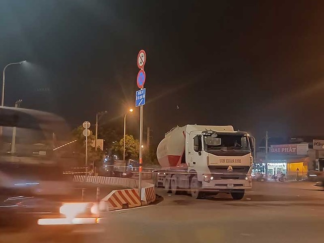 Chuyện lạ: Xe tải, xe container vô tư đậu trước biển cấm
