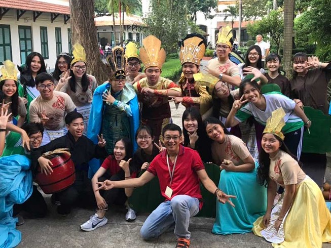 Cho trò xem phim và viết Faceboook khi dạy sử