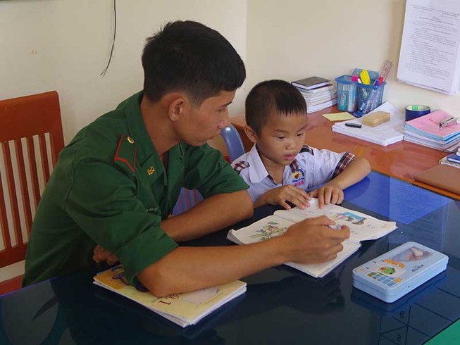Cậu bé làm con nuôi của đồn biên phòng Lạc Quới