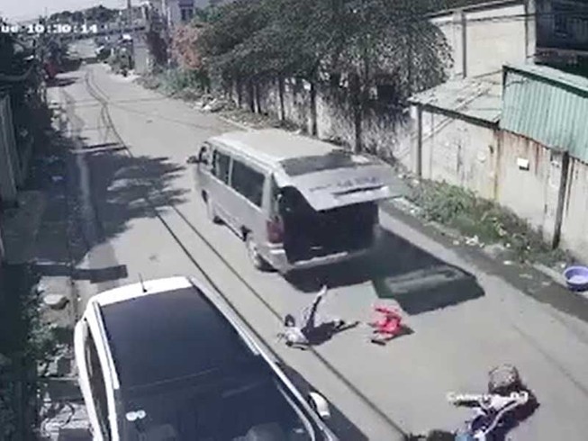 Hy hữu: 3 học sinh văng khỏi xe đưa đón