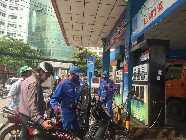 Đủ chiêu trò gian lận móc túi người mua xăng