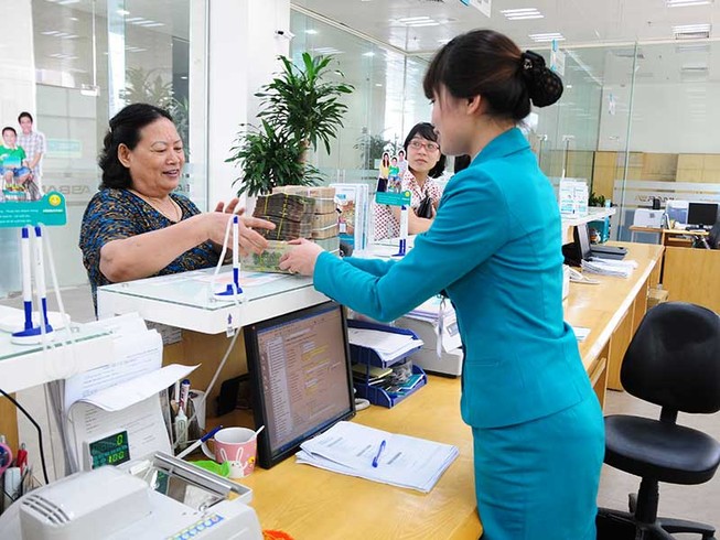 Cú hích từ lãi suất tiền tiết kiệm, cho vay giảm