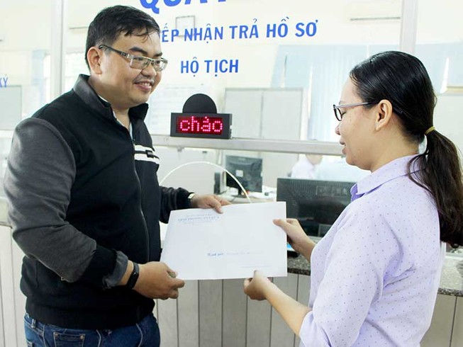 Dân lên phường làm giấy bất ngờ được nhận... phong bì