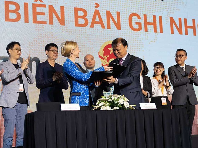 Đằng sau việc bầu Hiển bắt tay Amazon