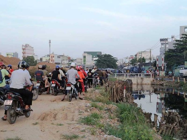 Gian nan qua khu đất gập ghềnh ven kênh Liên Xã