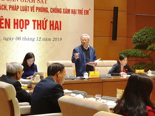 Xót xa cảnh trẻ con sinh ra trẻ con