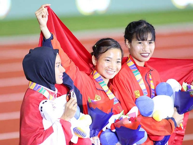 Chỉ vàng tặng mẹ và hat trick vàng của Nguyễn Thị Oanh